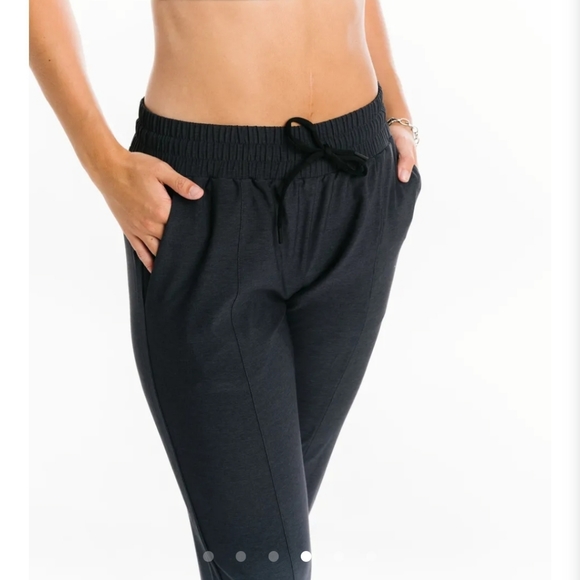Black Perfection Jogger size Medium - Picture 3 of 4